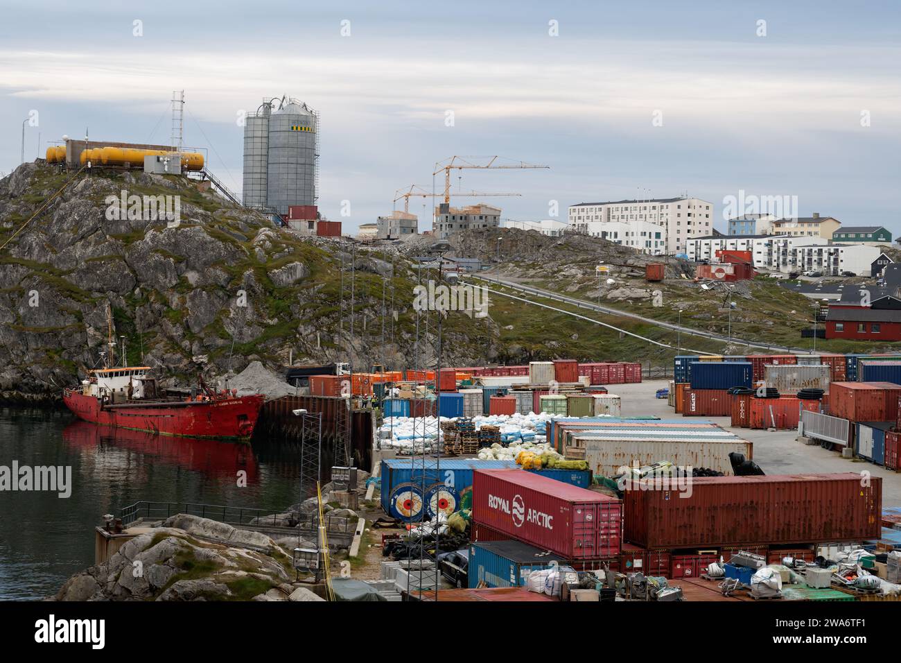Nuuk, Groenland - 21 août 2023 : Industrie près du port montrant la construction, l'infrastructure et les conteneurs d'expédition. Banque D'Images