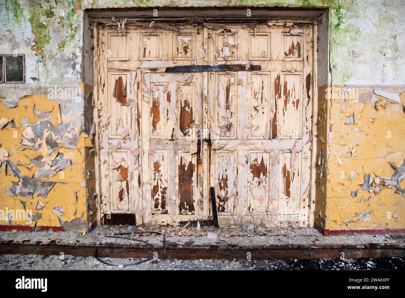 Vieille porte détruite dans une usine abandonnée. Banque D'Images