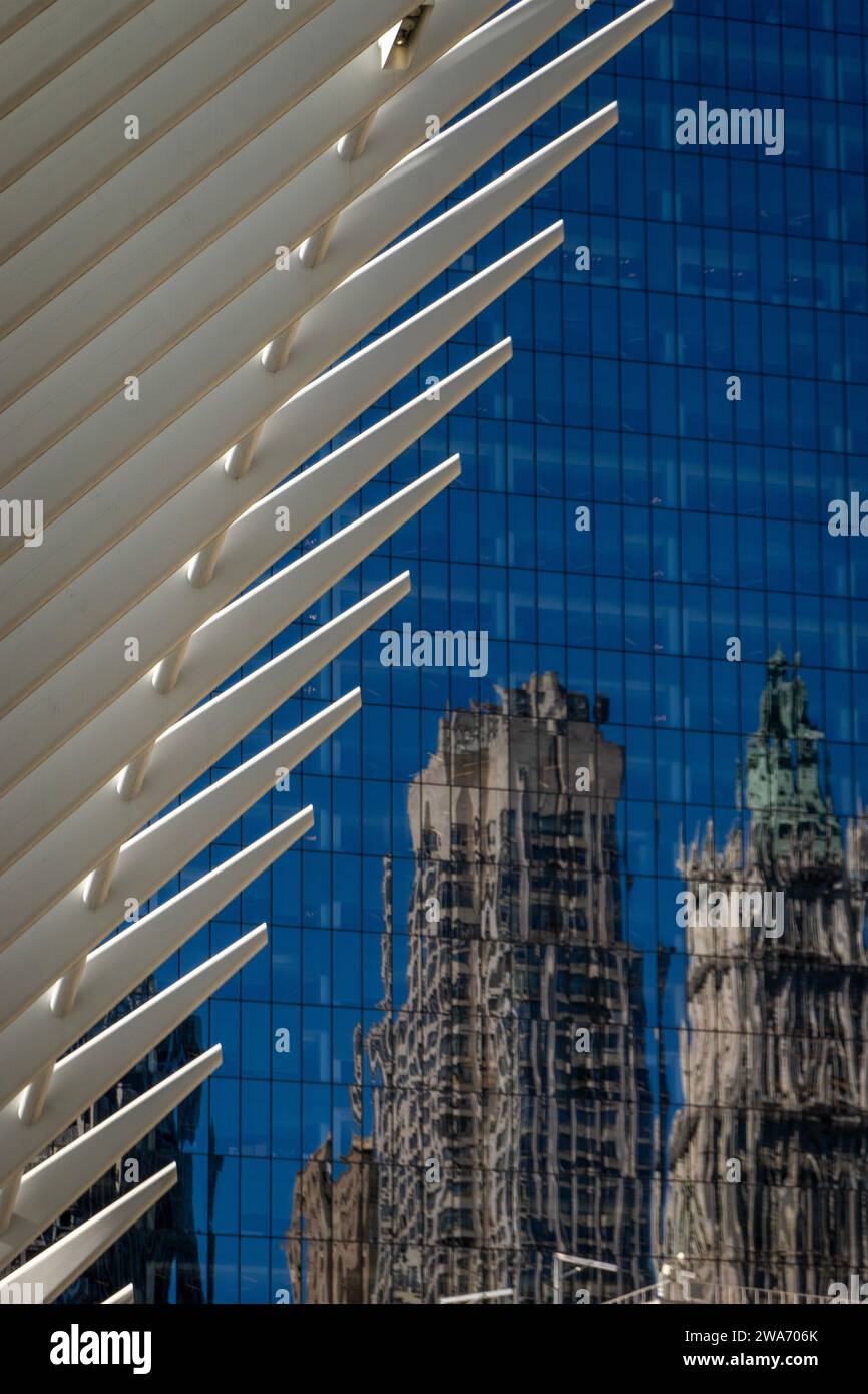 Ailes du bâtiment Oculus à côté d'un reflet de vieux bâtiment sur un bâtiment moderne en verre bleu dans le centre-ville de Manhattan NYC Banque D'Images