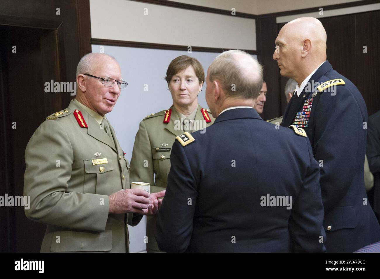 Forces militaires AMÉRICAINES. Le 18e président des chefs d'état-major interarmées, le général Martin E. Dempsey, et le chef d'état-major de l'armée, le général Raymond T. Odierno, discutent avec le chef autrichien de la Force de défense, le général David Hurley, à l'Université de la Défense nationale sur le fort Lesley J. McNair à Washington DC, le 21 novembre 2013. Photo du DoD par le sergent d'état-major Sean K. Harp Banque D'Images