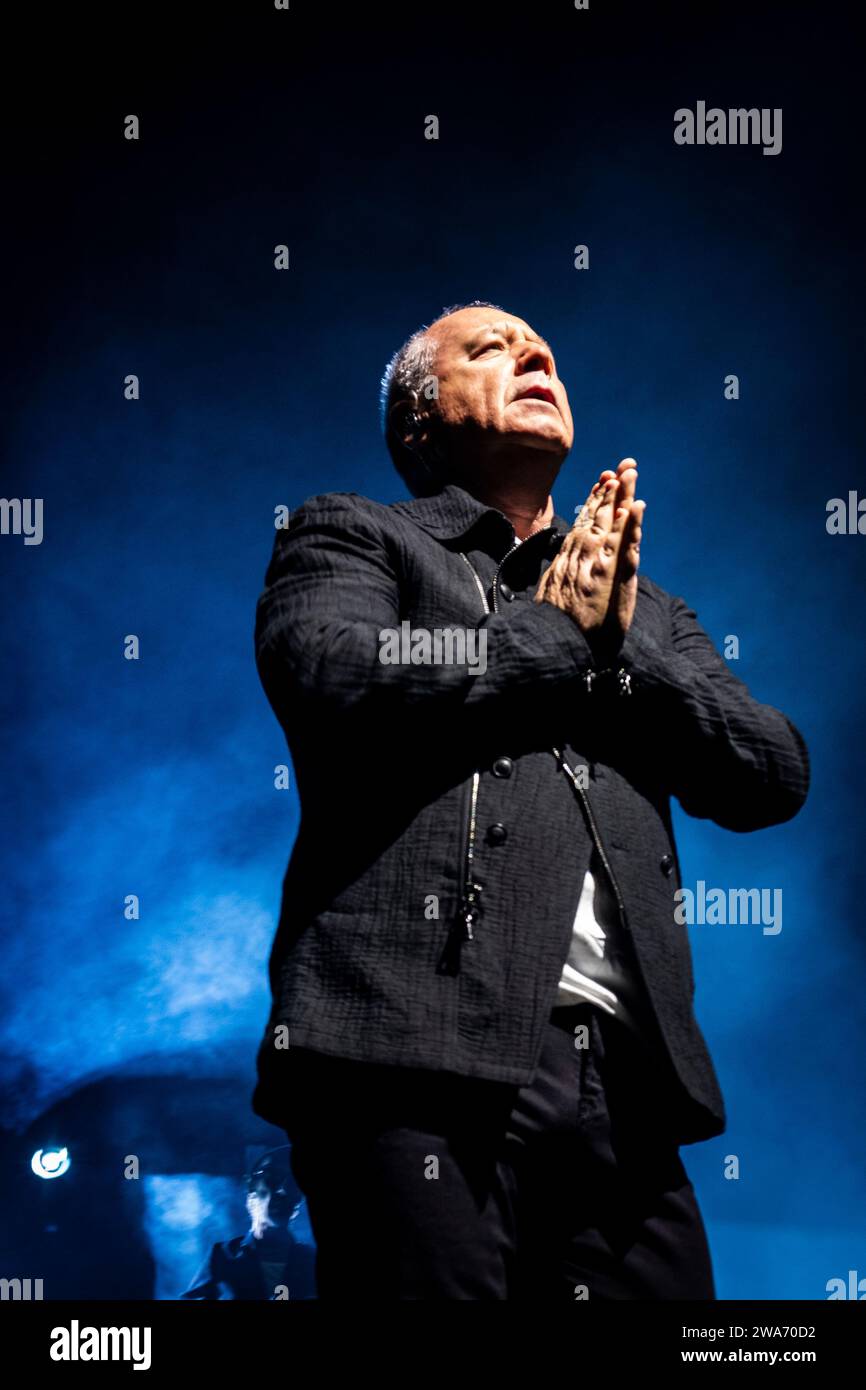 Jim Kerr de simple Minds en concert à l'Ovo Hydro à Glasgow, en Écosse. Banque D'Images