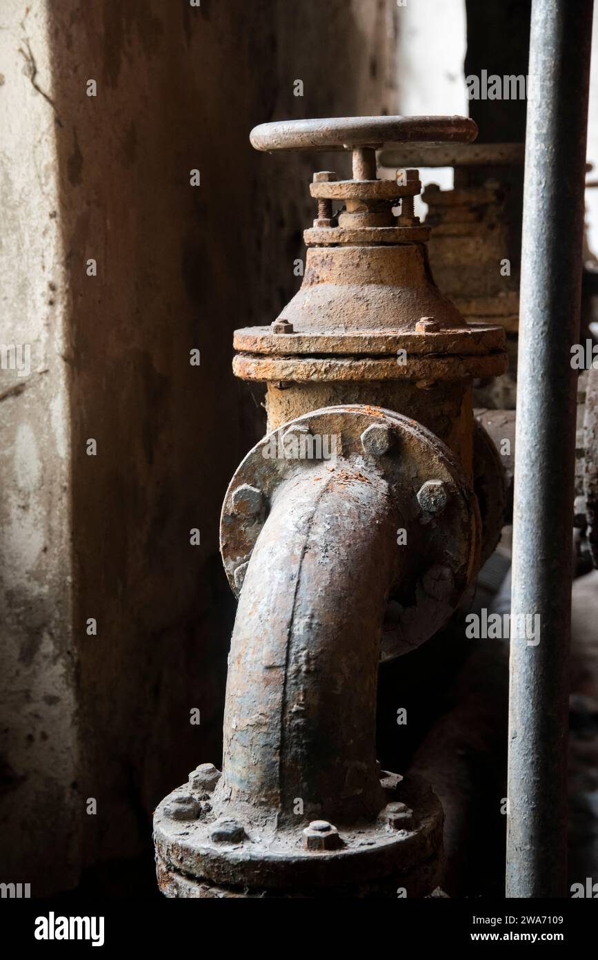 Vieux tuyau rouillé dans une usine abandonnée. Banque D'Images