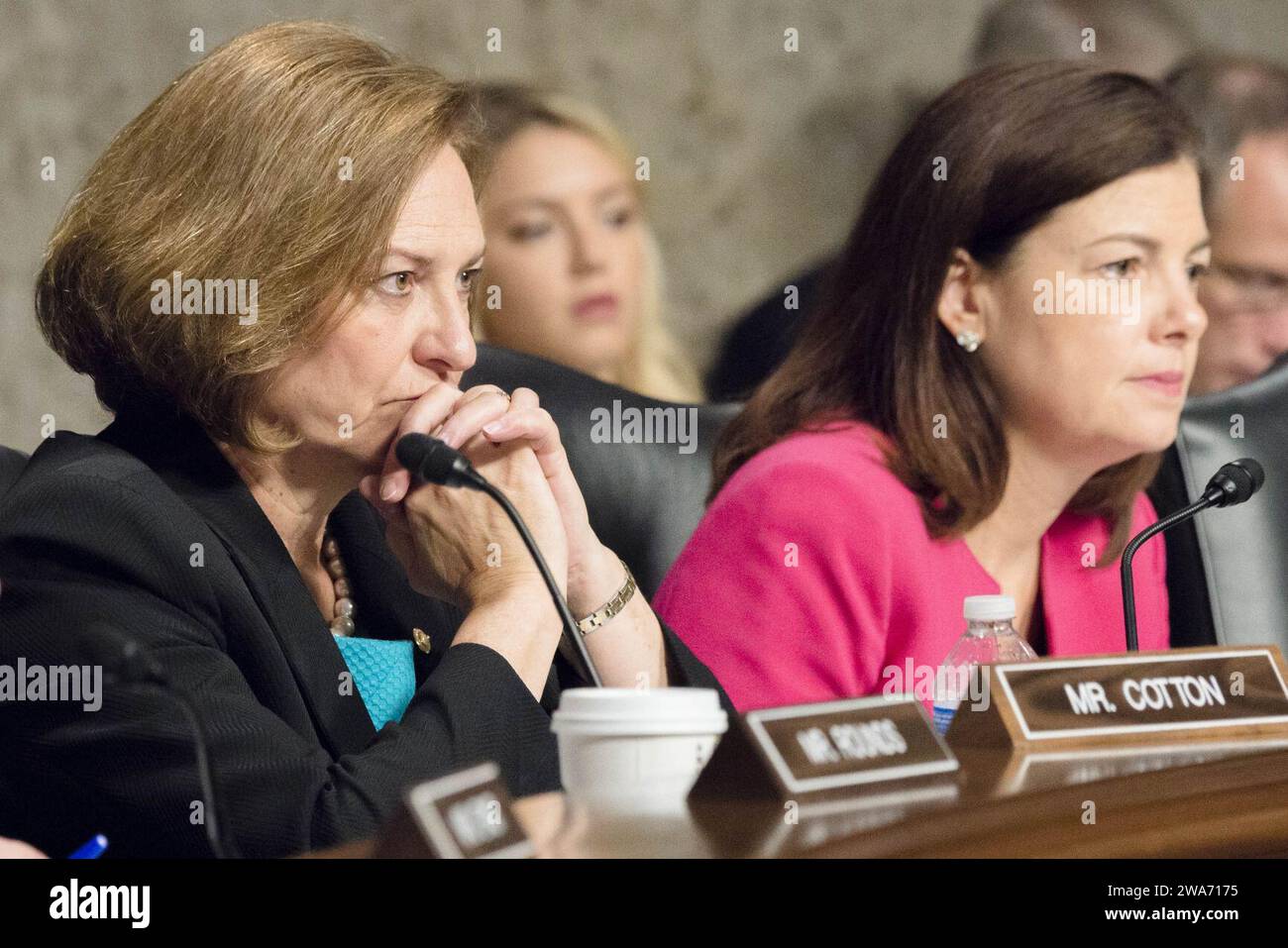 Forces militaires AMÉRICAINES. Les sénateurs Deb Fischer et Kelly Ayotte, membres de la commission des services armés du Sénat américain, écoutent le témoignage du 18e président des chefs d'état-major interarmées, le général Martin E. Dempsey, et du secrétaire à la Défense Ashton B. carter, lors d'une audience sur la stratégie de lutte contre l'EIIL (État islamique en Irak et au Levant), sur Capitol Hill, le 7 juillet 2015. Photo du DoD par le sergent d'état-major Sean K. Harp/libéré Banque D'Images