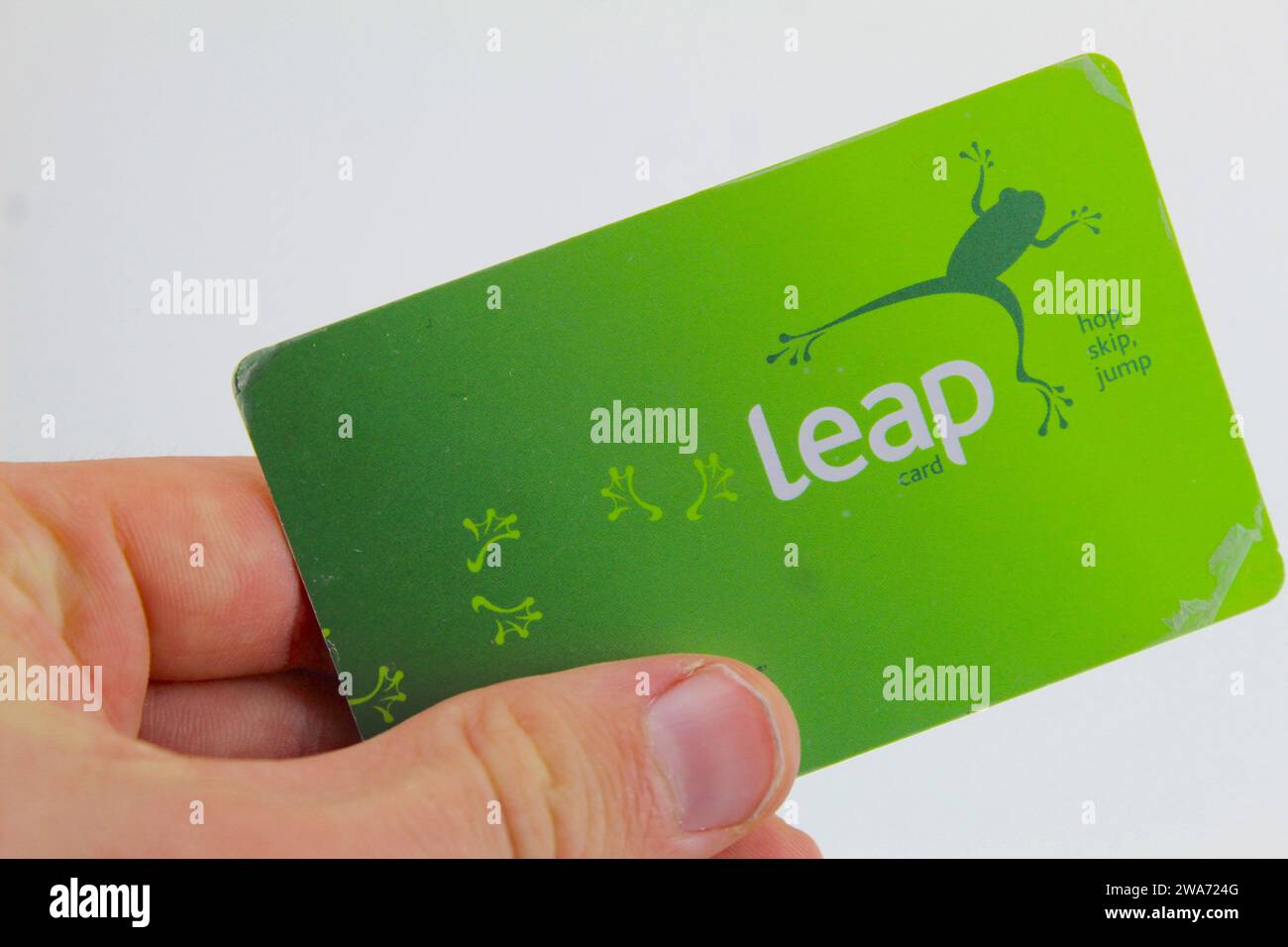 Dublin, Irlande - 4 janvier 2024 : une photo rapprochée d'une Leap Card verte des transports publics irlandais détenue par quelqu'un. Banque D'Images