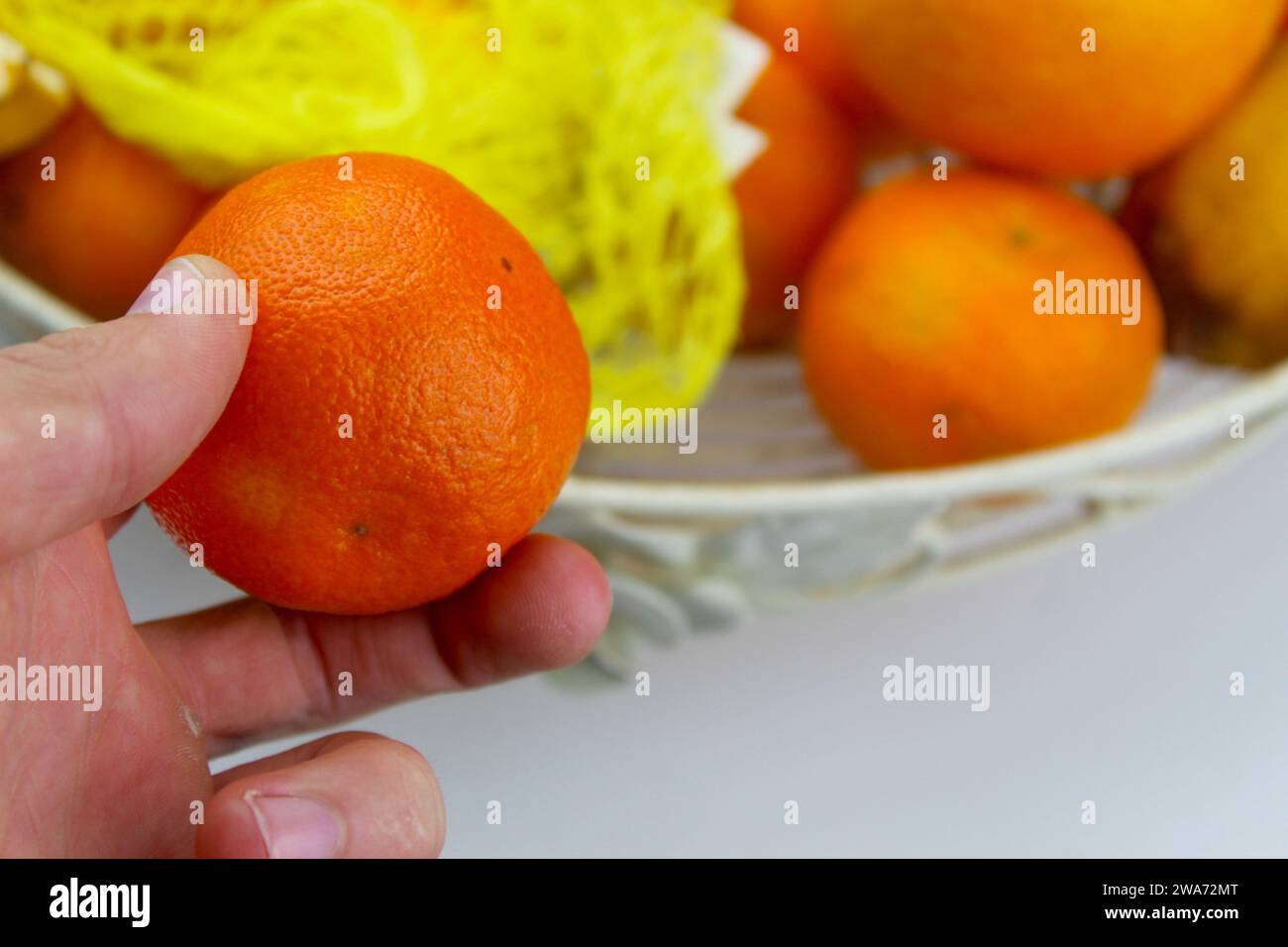 Une photo en gros plan d'un bol de citrons, d'oranges et de limes. Banque D'Images