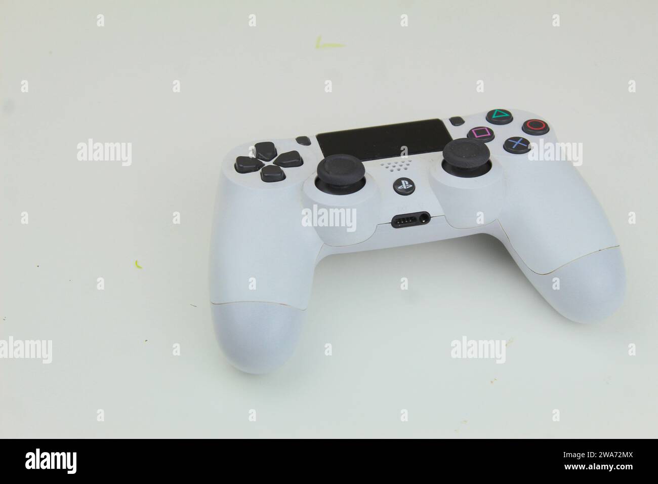 Une photo en gros plan d'un Sony DualShock 4 V2 Playsation 4 boutons de contrôleur blanc. Banque D'Images