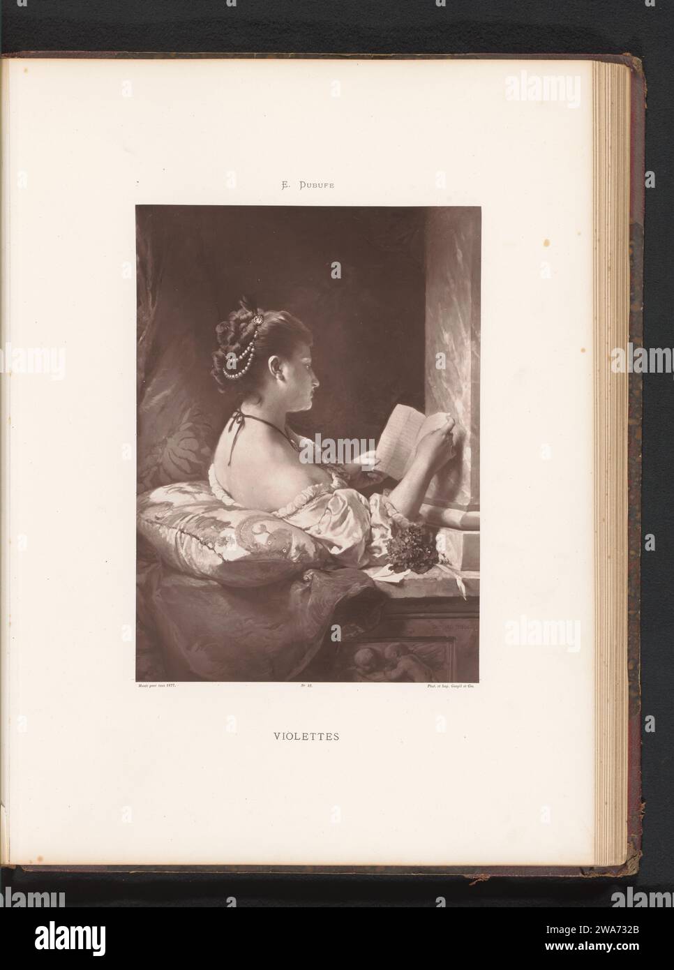 Reproduction d'un tableau d'une femme de lecture par Edouard Dubufe, Goupil & Cie., d'après Edouard Dubufe, c. 1872 - dans ou avant 1879 papier imprimé photomécanique femme adulte. lecture Banque D'Images