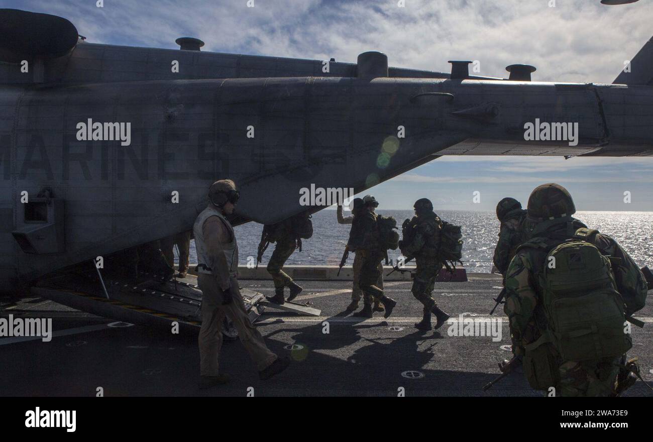 Forces militaires AMÉRICAINES. 151021WC184-001 OCÉAN ATLANTIQUE – les Marines américains et portugais embarquent à bord d'un hélicoptère CH-53E Sea Stallion du corps des Marines américain avec la 26e unité expéditionnaire des Marines, embarqué à bord du navire amphibie USS Arlington (LPD 24), en préparation d'un exercice combiné d'entraînement d'assaut par hélicoptère près de Pinheiro Da Cruz, Praia Da Raposa, Portugal, 21 octobre 2015 pendant Trident Juncture 15. Trident Juncture est un exercice dirigé par l'OTAN visant à certifier les forces de réaction de l'OTAN et à développer l'interopérabilité entre les pays participants de l'OTAN et les pays partenaires. Arlington, qui fait partie du Ke Banque D'Images