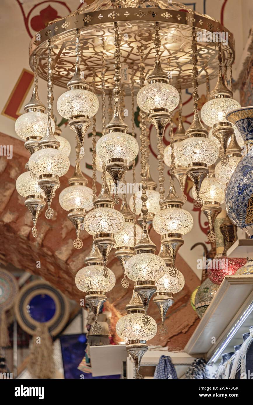 Lampes de style Moyen-Orient en verre blanc lustre en métal argenté Banque D'Images