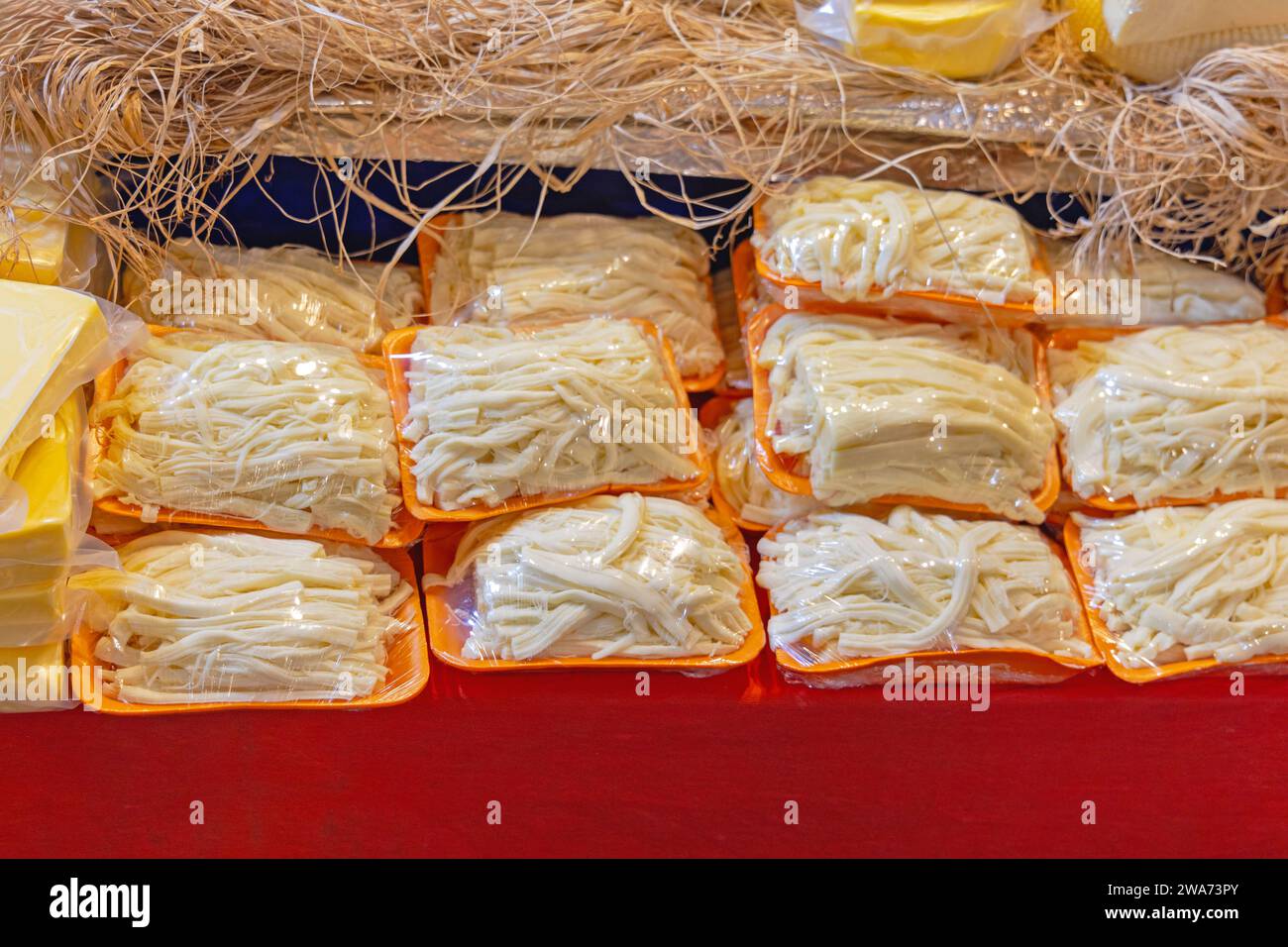 Fromage à ficelle dans un emballage sous vide plateaux lait de vache frais produits laitiers Banque D'Images