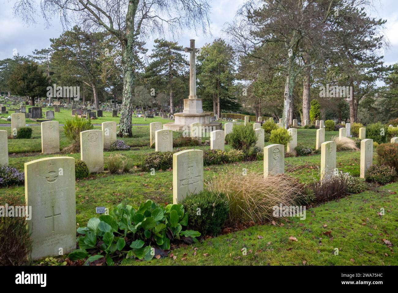 Tombes de guerre du Commonwealth et pierres tombales ou pierres tombales dans le cimetière de Magdalen Hill, Winchester, Hampshire, Angleterre, Royaume-Uni Banque D'Images