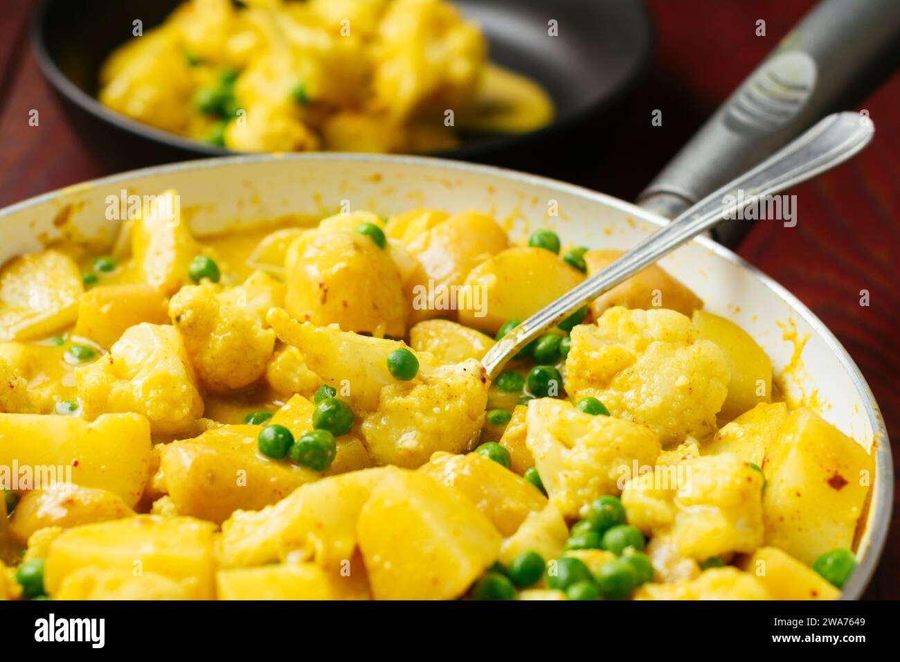 Chou-fleur, pois et curry de pommes de terre servis Banque D'Images