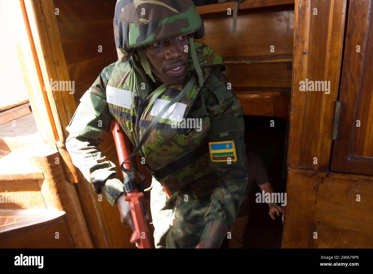 Forces militaires AMÉRICAINES. 160203IJ878-470 DJIBOUTI, Djibouti (le 3 février 2016) les forces maritimes du Rwanda fouillent un navire dans le cadre d'un scénario d'entraînement au cours de l'exercice Cutlass Express 2016. Cutlass Express est un exercice maritime multinational parrainé par le U.S. Africa Command, conçu pour accroître la sûreté et la sécurité maritimes dans les eaux au large de l'Afrique de l'est, dans les pays insulaires de l'ouest de l'océan Indien et dans le golfe d'Aden. (Photo de l'US Air Force par Tech. Sergent Barry Loo/libéré) Banque D'Images