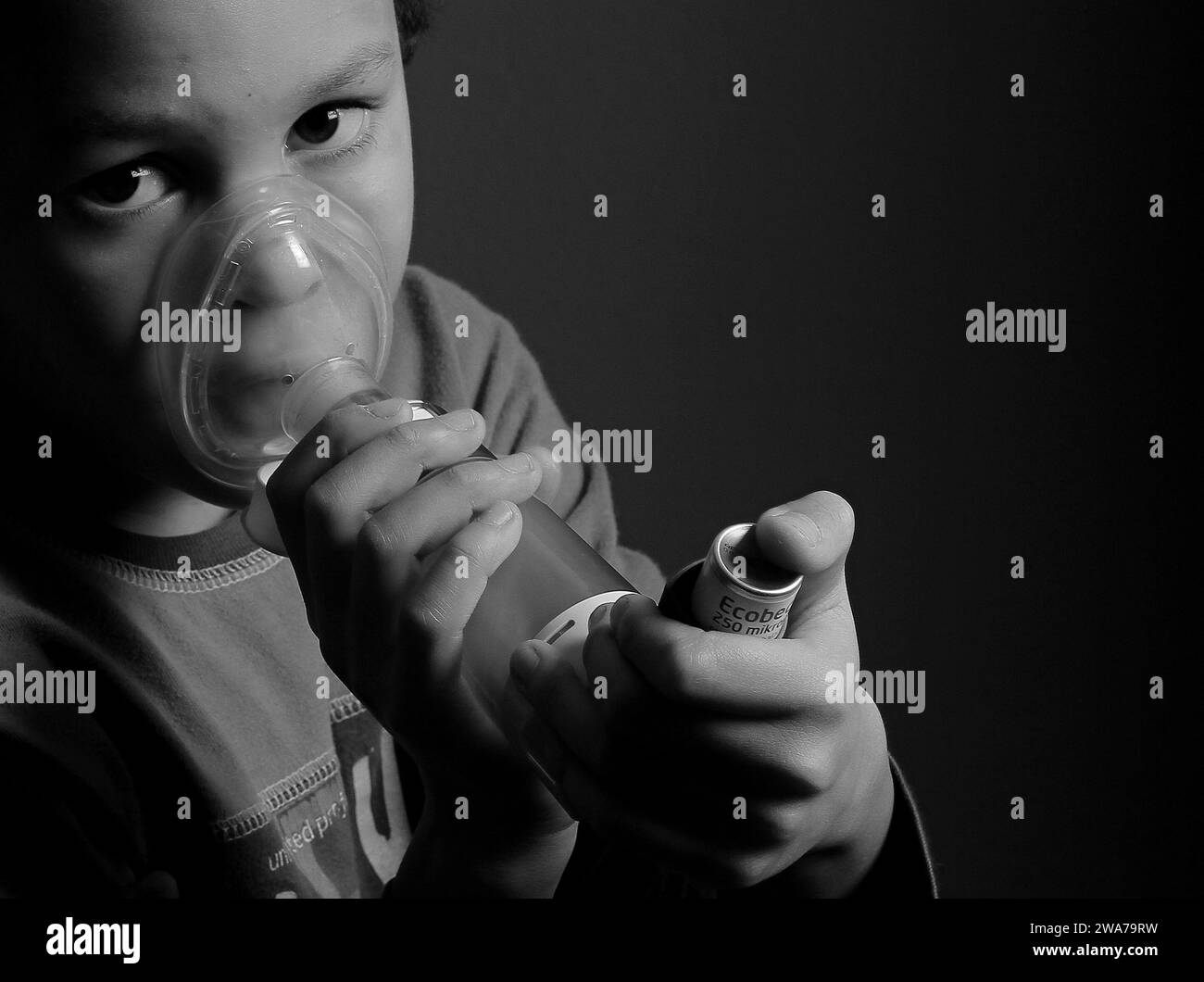 enfant avec la grippe avec inhalateur bouffée respiratoire sur fond gris avec des gens photo stock Banque D'Images