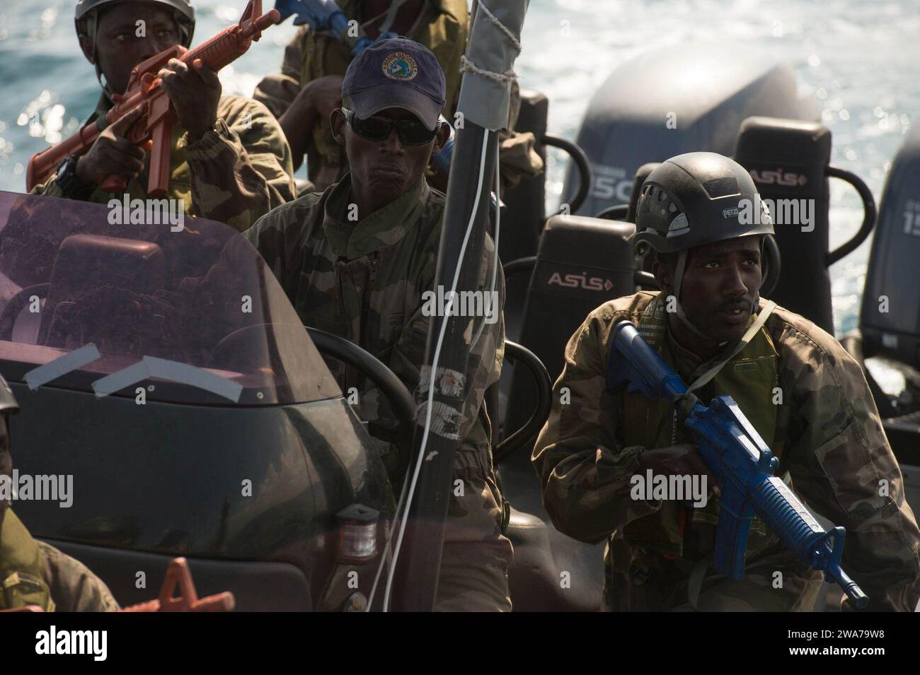 Forces militaires AMÉRICAINES. 160204IJ878-092 DJIBOUTI, Djibouti (le 4 février 2016) les forces maritimes de Djibouti se préparent à monter à bord d'un patrouilleur pendant un scénario d'entraînement dans le cadre de l'exercice Cutlass Express 2016. Cutlass Express est un exercice maritime multinational parrainé par le U.S. Africa Command, conçu pour accroître la sûreté et la sécurité maritimes dans les eaux au large de l'Afrique de l'est, dans les pays insulaires de l'ouest de l'océan Indien et dans le golfe d'Aden. (Photo de l'US Air Force par Tech. Sergent Barry Loo/libéré) Banque D'Images