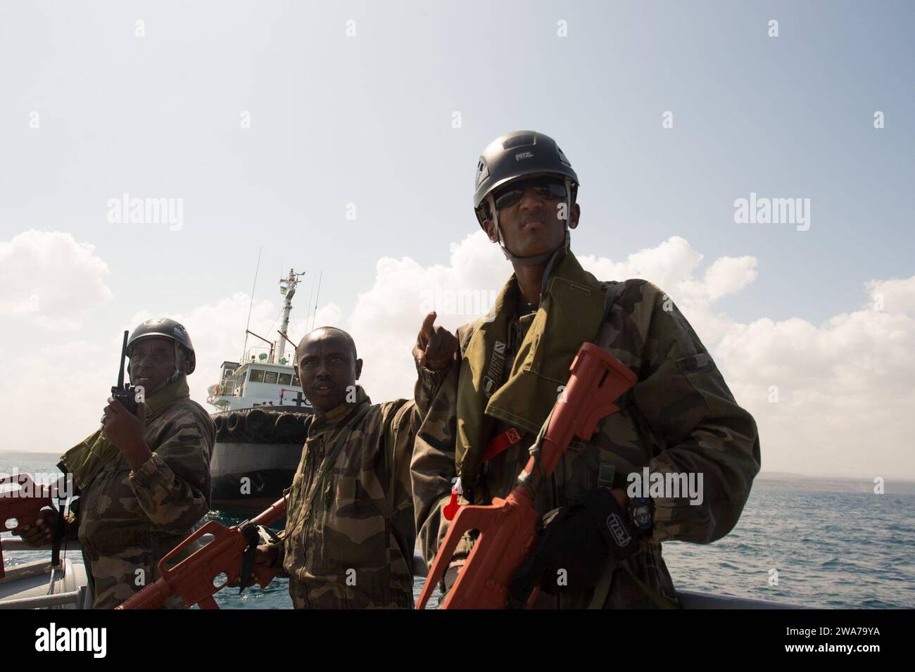 Forces militaires AMÉRICAINES. 160204IJ878-173 DJIBOUTI, Djibouti (le 4 février 2016) les forces maritimes de Djibouti sécurisent un patrouilleur pendant un scénario d'entraînement dans le cadre de l'exercice Cutlass Express 2016. Cutlass Express est un exercice maritime multinational parrainé par le U.S. Africa Command, conçu pour accroître la sûreté et la sécurité maritimes dans les eaux au large de l'Afrique de l'est, dans les pays insulaires de l'ouest de l'océan Indien et dans le golfe d'Aden. (Photo de l'US Air Force par Tech. Sergent Barry Loo/libéré) Banque D'Images