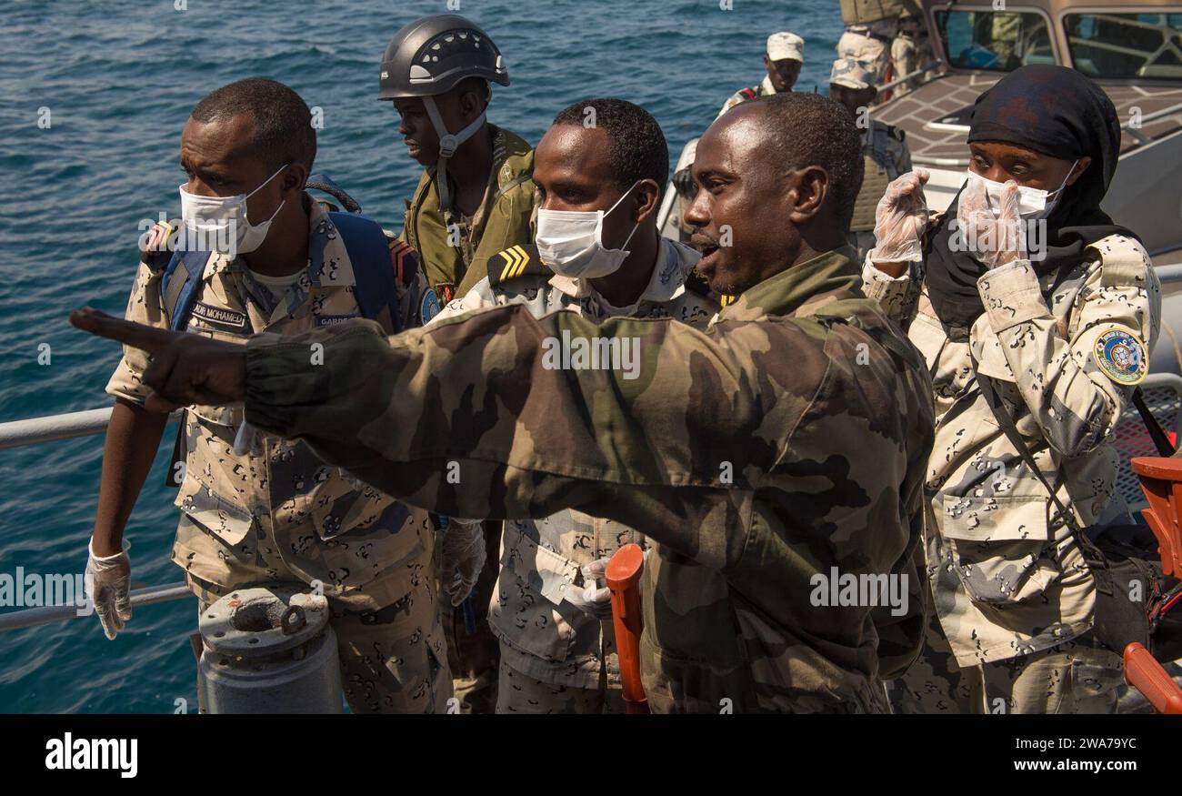 Forces militaires AMÉRICAINES. 160204IJ878-239 DJIBOUTI, Djibouti (le 4 février 2016) les forces maritimes de Djibouti fouillent un patrouilleur au cours d'un scénario d'entraînement dans le cadre de l'exercice Cutlass Express 2016. Cutlass Express est un exercice maritime multinational parrainé par le U.S. Africa Command, conçu pour accroître la sûreté et la sécurité maritimes dans les eaux au large de l'Afrique de l'est, dans les pays insulaires de l'ouest de l'océan Indien et dans le golfe d'Aden. (Photo de l'US Air Force par Tech. Sergent Barry Loo/libéré) Banque D'Images