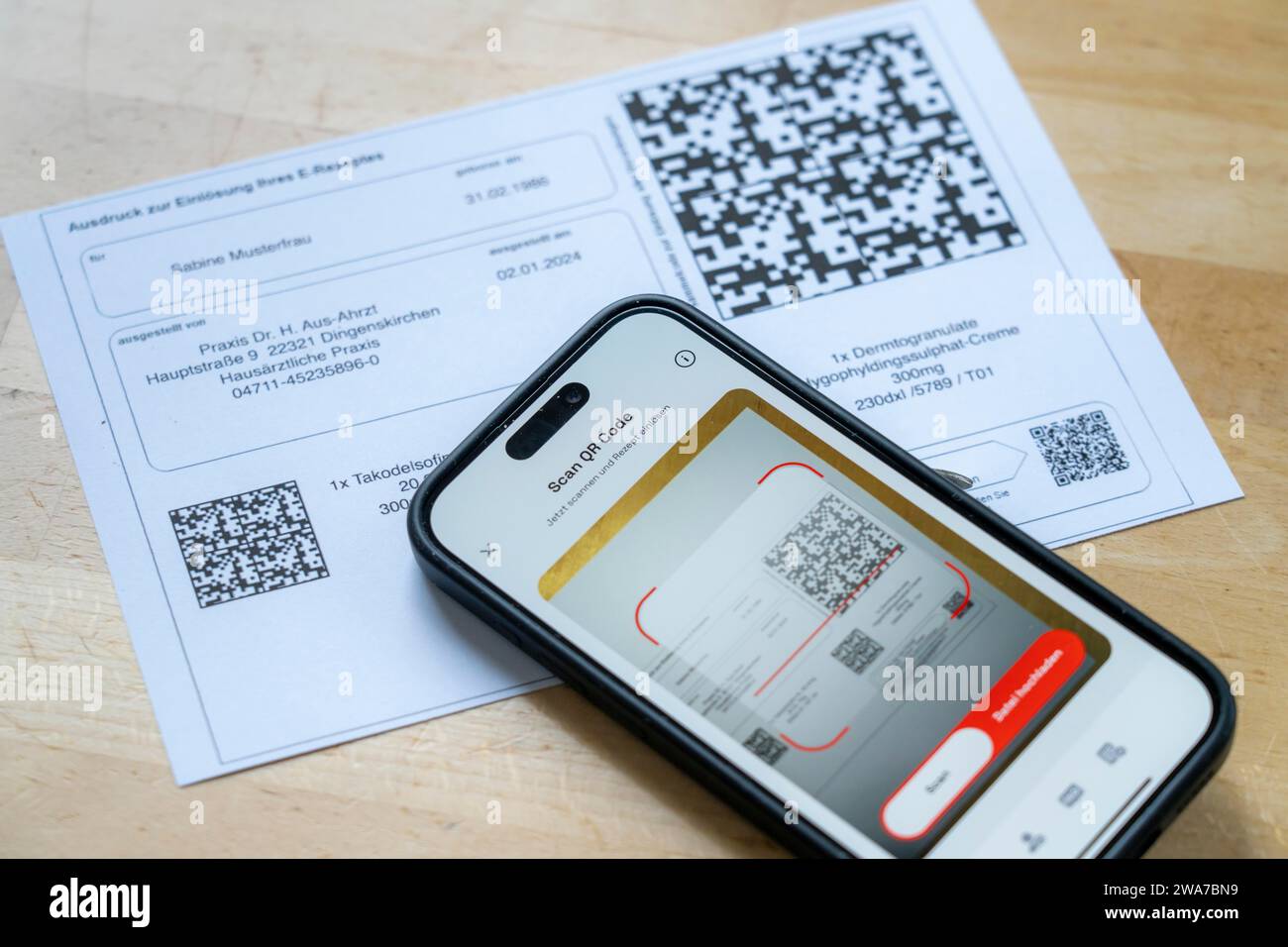 Image symbolique d'une ordonnance électronique, prescription délivrée par un médecin, avec QR code, est scanné à l'aide d'un téléphone portable et d'une application spéciale, le code est le Banque D'Images