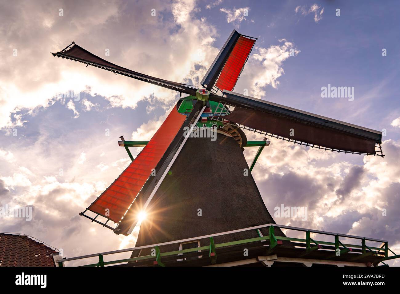 vieux moulin à vent néerlandais sur fond ensoleillé Banque D'Images