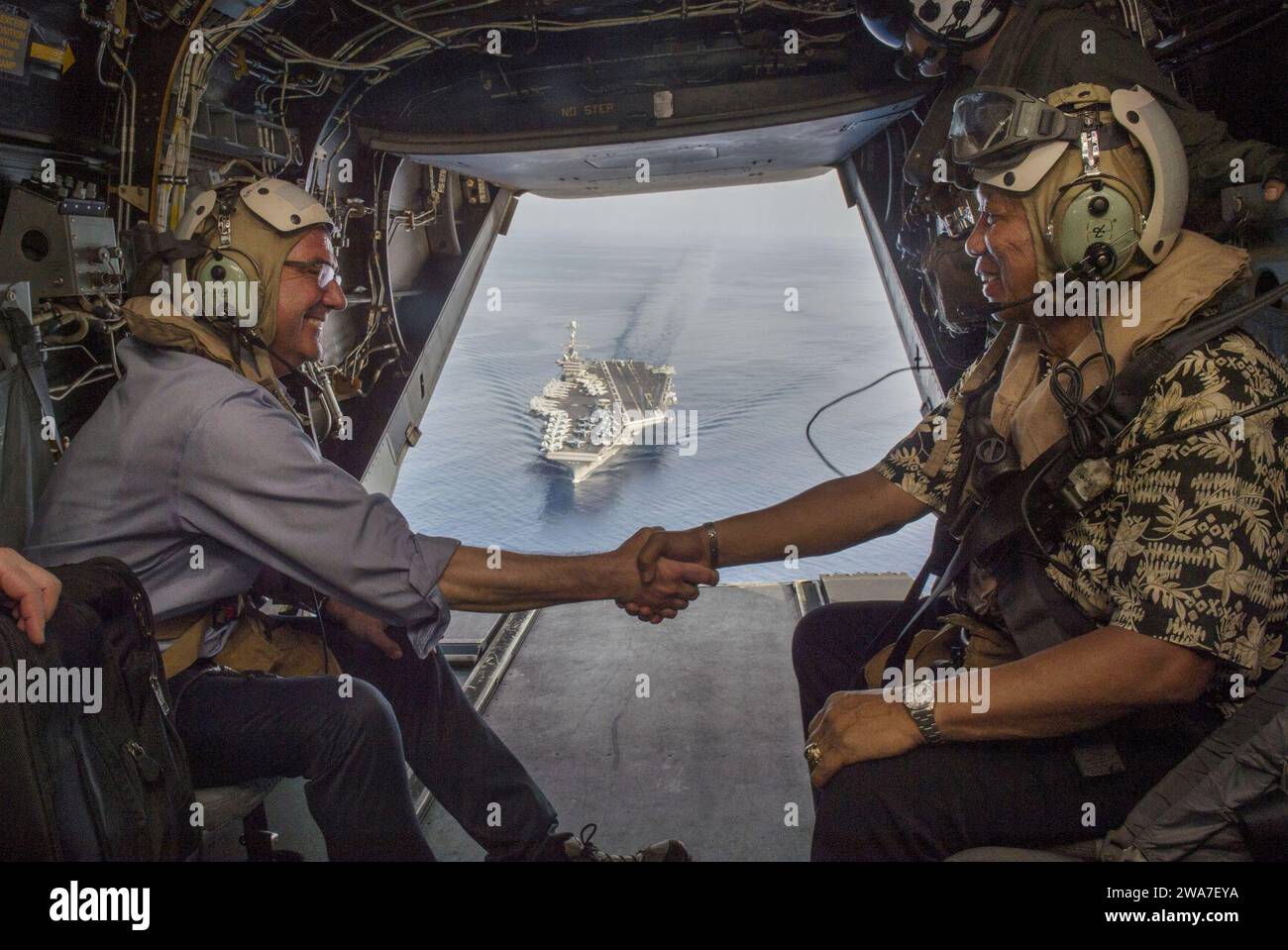 Forces militaires AMÉRICAINES. MER DE CHINE MÉRIDIONALE (15 avril 2016) le secrétaire à la Défense (SECDEF) Ash carter (à gauche) et le secrétaire philippin à la Défense nationale Voltaire Gazmin (à droite) serrent la main sur un V-22 Osprey du corps des Marines alors qu'ils quittent le porte-avions USS John C. Stennis (CVN 74) après avoir visité le porte-avions alors qu'il navigue en mer de Chine méridionale le 15 avril 2016. Carter est en visite aux Philippines pour consolider le rééquilibrage vers la région Asie-Pacifique. (Photo de l'US Air Force par le sergent-maître Adrian Cadiz/libéré) Banque D'Images
