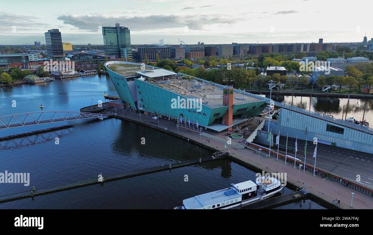 Vidéo aérienne par drone du musée des sciences NEMO Amsterdam Pays-Bas bâtiment vert en forme de navire architecture de Renzo Piano port d'Oosterdok Banque D'Images