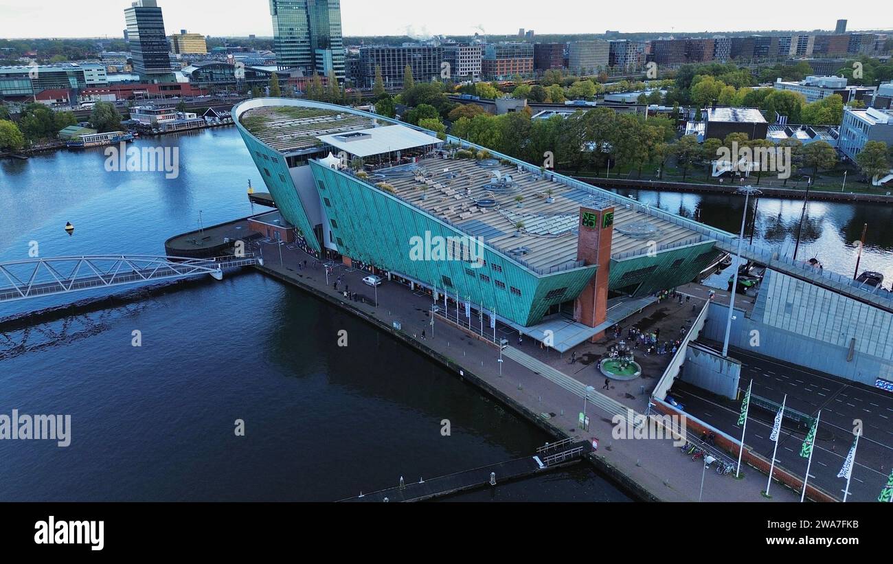 Vidéo aérienne par drone du musée des sciences NEMO Amsterdam Pays-Bas bâtiment vert en forme de navire architecture de Renzo Piano port d'Oosterdok Banque D'Images