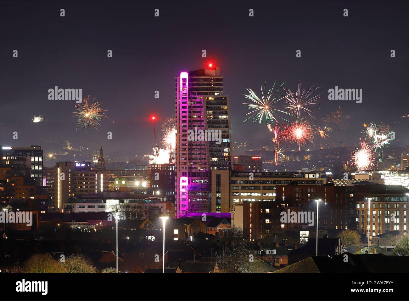 Des Pétards Colorés Illuminent Le Ciel Sombre Pour Honorer Les Fêtes