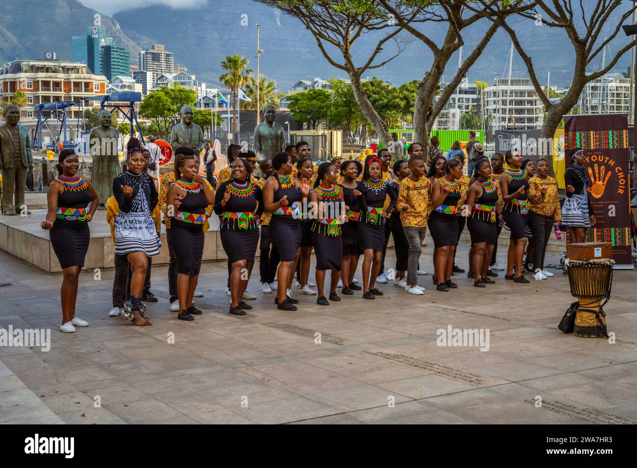 Des enfants en vêtements traditionnels zoulous dansent et se produisent dans les rues du Cap, en Afrique du Sud Banque D'Images