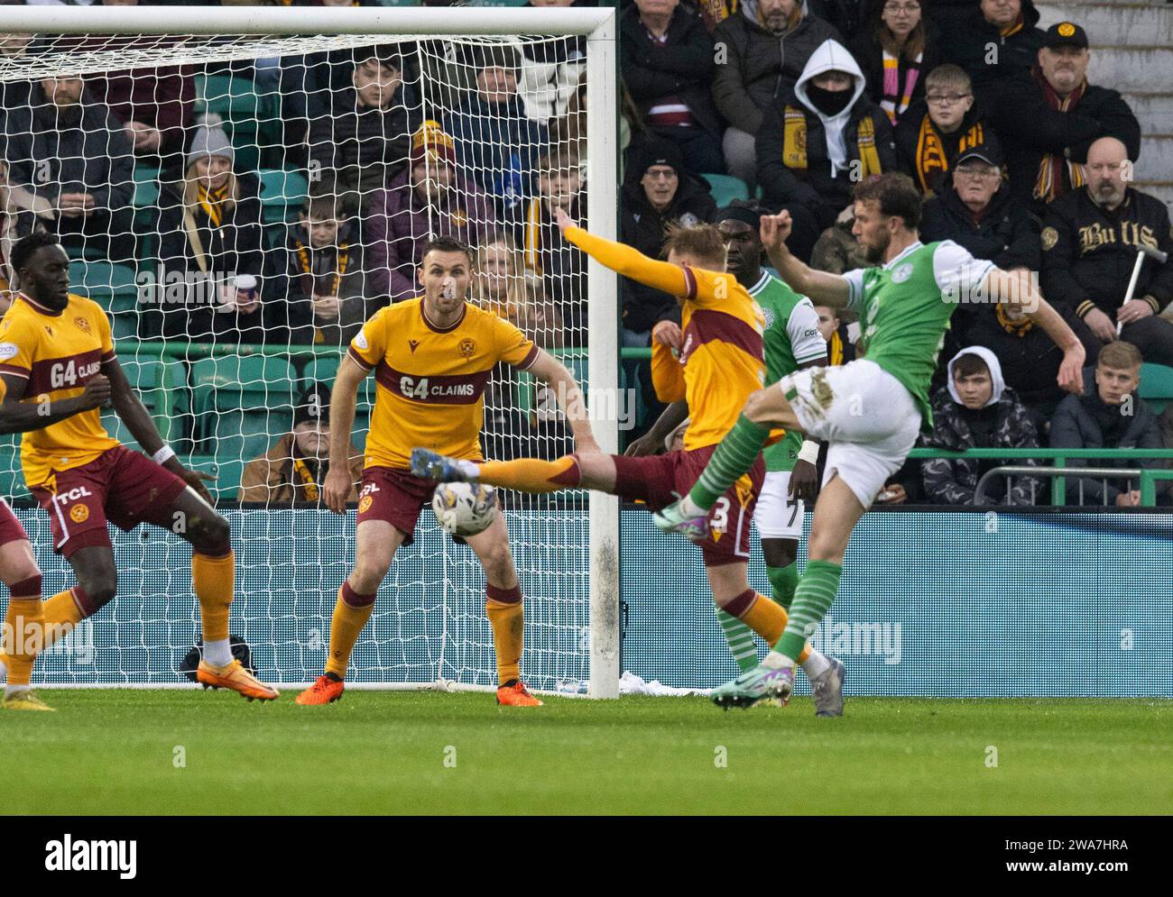 Edimbourg, Royaume-Uni. 02 janvier 2024. Scottish Premiership - Hibernian FC contre Motherwell FC 02/01/2024 l'attaquant de Hibs, Christian Doidge, tire pour le but alors que Hibernian affronte Motherwell dans le Scottish Premiership au Easter Road Stadium, Édimbourg, Royaume-Uni crédit : Ian Jacobs/Alamy Live News Banque D'Images