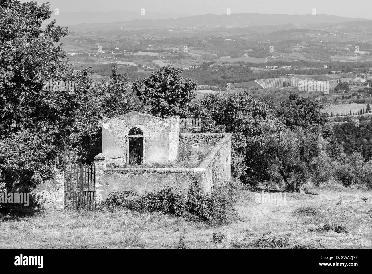 Un petit cimetière abandonné près du monastère Cellole dans le magnifique paysage de la Toscane, Italie Banque D'Images