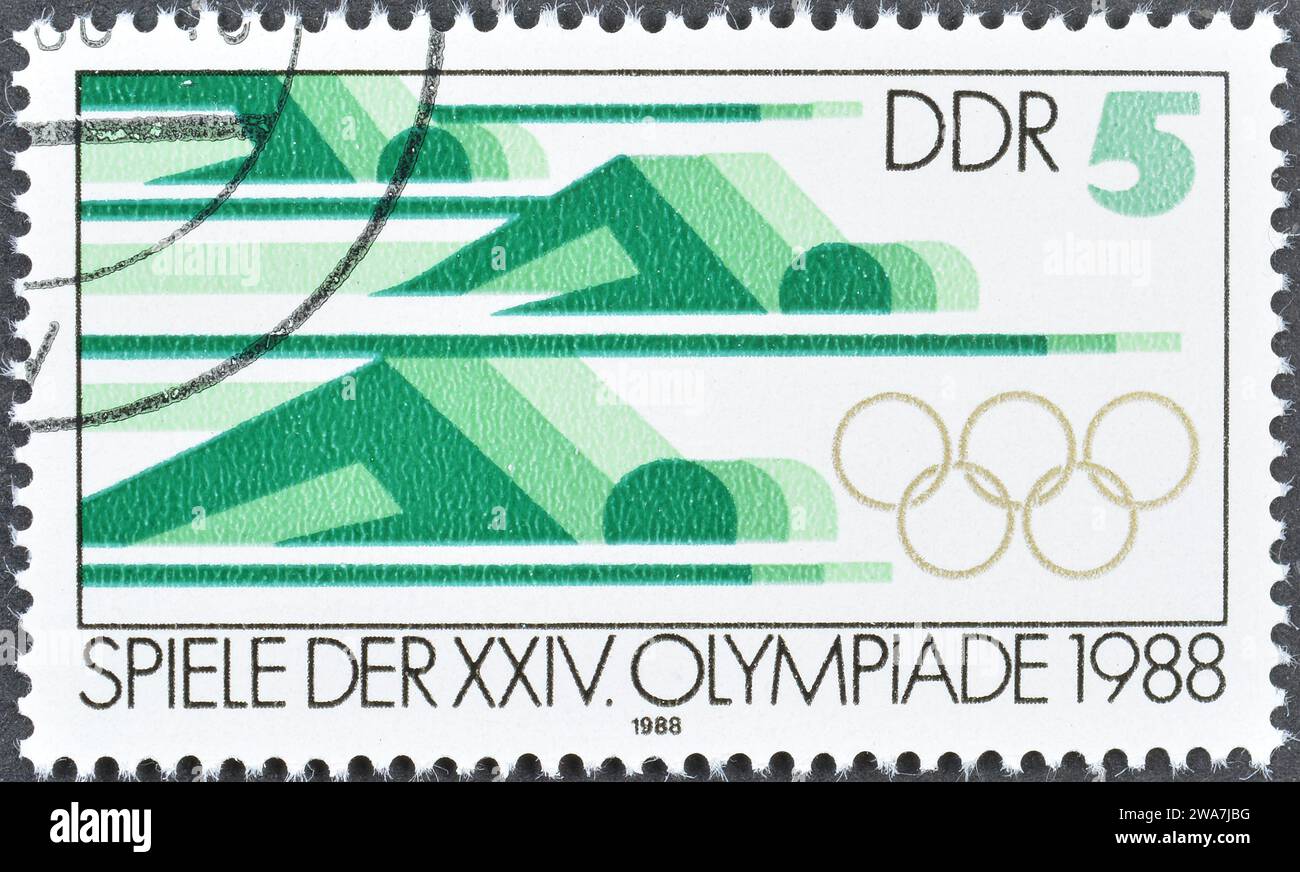 Timbre-poste annulé imprimé par la République démocratique allemande, qui montre natation, Jeux Olympiques d'été 1988 - Séoul, vers 1988. Banque D'Images
