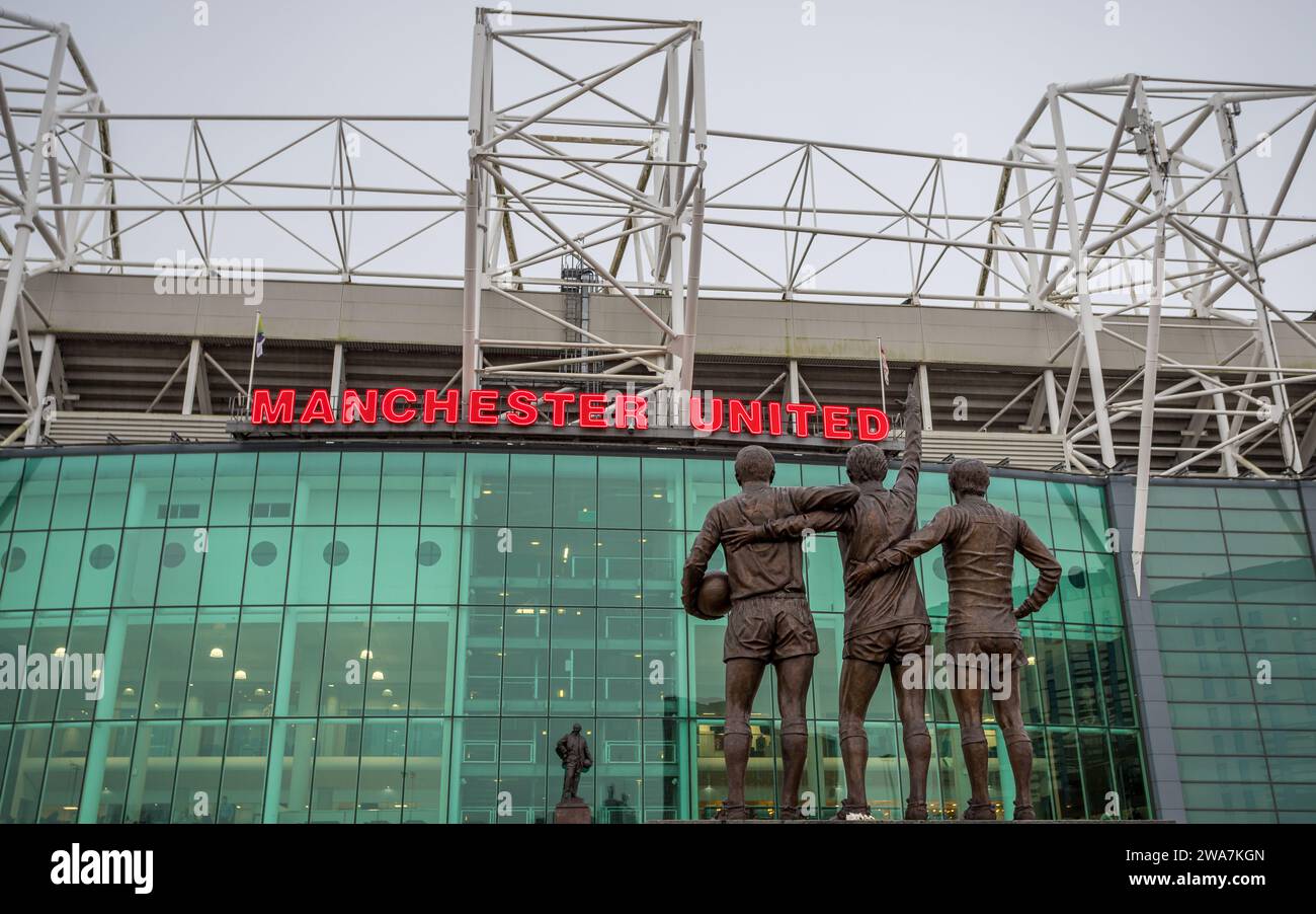 Statue de la United Trinity représentant les légendes de Manchester United George Best, Denis Law et Sir Bobby Charlton en face du stade Old Trafford et du S. Banque D'Images