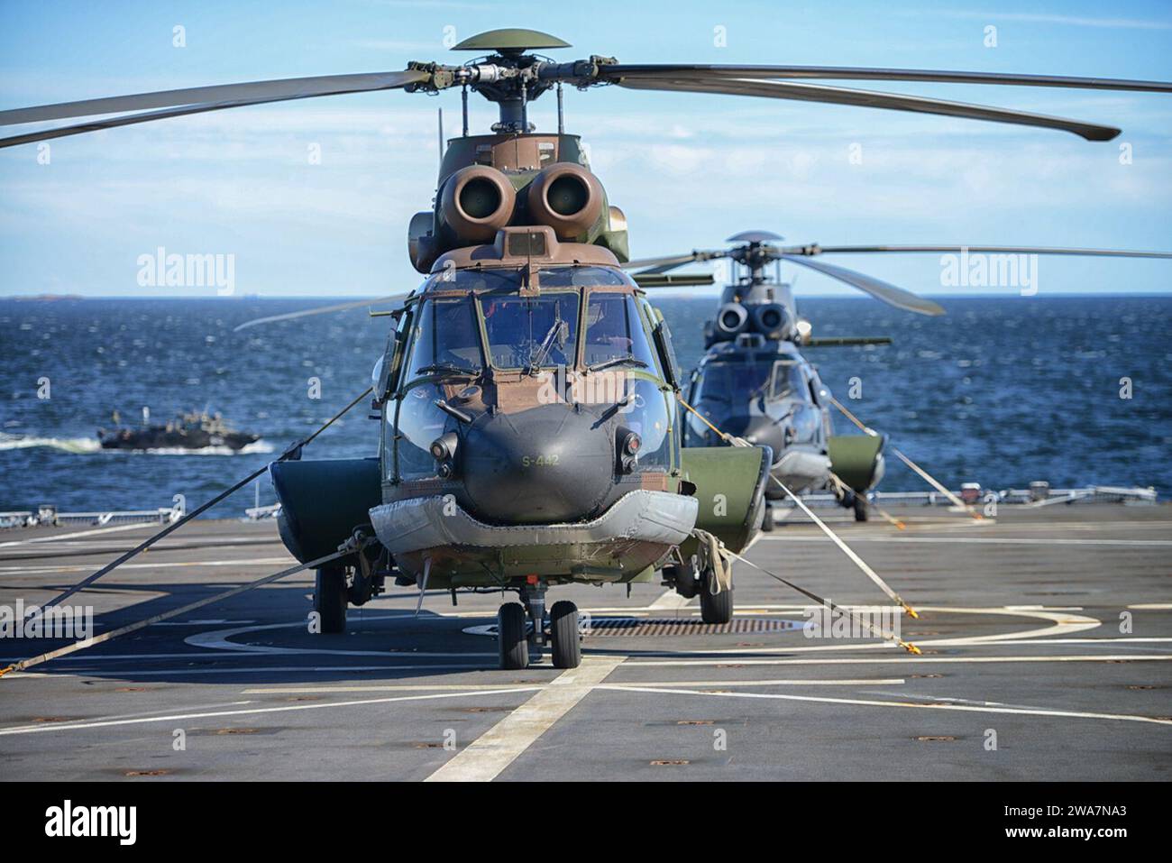 Forces militaires AMÉRICAINES. MER BALTIQUE (8 juin 2016) Un Cougar de la Royal Netherlands Air Force du 300e Escadron repose à bord du HNLMS Johan de Witt pendant l'exercice BALTOPS 2016 en mer Baltique. Conçu pour améliorer la flexibilité et l'interopérabilité, ainsi que pour démontrer la détermination des forces de l'OTAN et des partenaires à défendre la région de la Baltique, BALTOPS 2016 implique des forces maritimes, terrestres et aériennes pour renforcer les capacités de réaction combinées nécessaires pour assurer la stabilité régionale et promouvoir l'amitié et la compréhension mutuelle. (Photo OTAN par le FSgt Cedric Artigues de l'Armée de l'Air française/publié) Banque D'Images