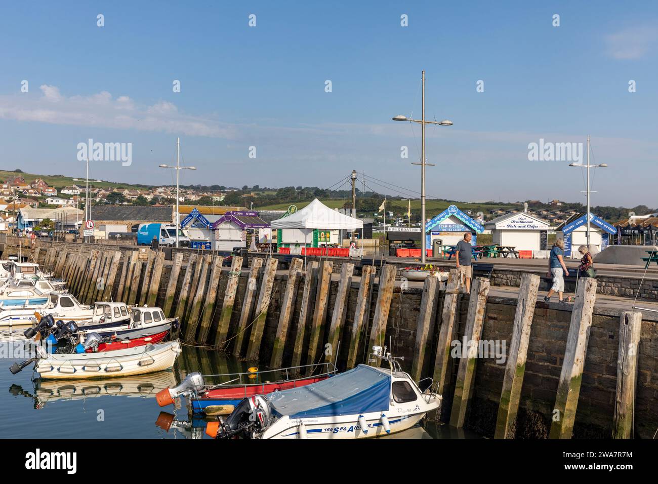 West Bay Bridport dans le Dorset, bateaux dans le port à West Bay, Angleterre, Royaume-Uni, automne 2023 jour de ciel bleu Banque D'Images