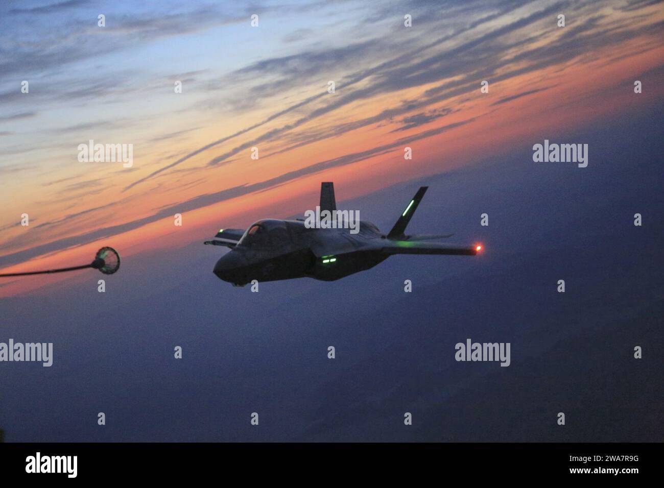 Forces militaires AMÉRICAINES. 160621UQ579-026 YUMA, Arizona. (21 juin 2016) U.S. Marine corps F35B Lighting II affecté au Marine Fighter Attack Squadron 121, Marine Air Group 13, 3d Marine Aircraft Wing (MAW), participe à des missions de ravitaillement aérien avec KC130J Super Hercules affecté au Marine Aerial Refueler transport Squadron 352, Marine Air Group 11, 3d MAW à Marine corps Air Station Yuma, Arizona. La mission était de montrer les capacités de ravitaillement aérien pour le F35B Lighting II (Photo du corps des Marines des États-Unis par lance Cpl Joshua McAlpine/libéré) Banque D'Images