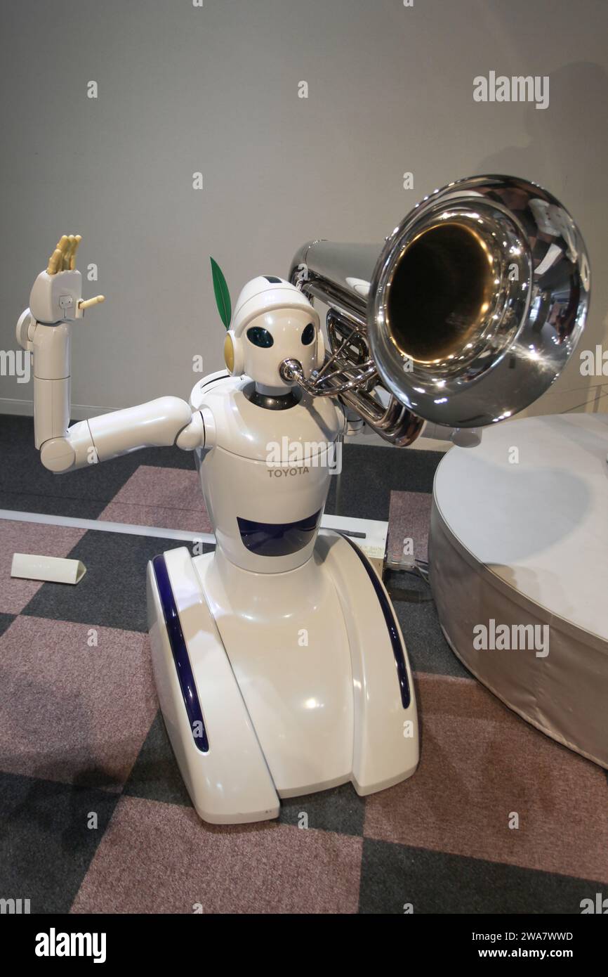 À l'intérieur du musée commémoratif Toyota de l'industrie et de la technologie à Nagoya, au Japon. Robots jouant de la musique sur l'écran. Banque D'Images