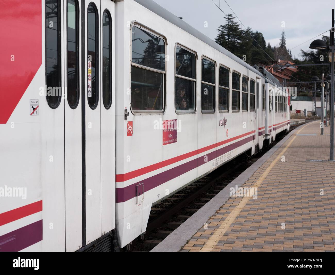 Renfe série 442 train à voie étroite, garé à la gare de Cercedilla, ligne C-9, vers Navacerrada et Cercedilla. Madrid, le 2 janvier 2024 Espagne Banque D'Images