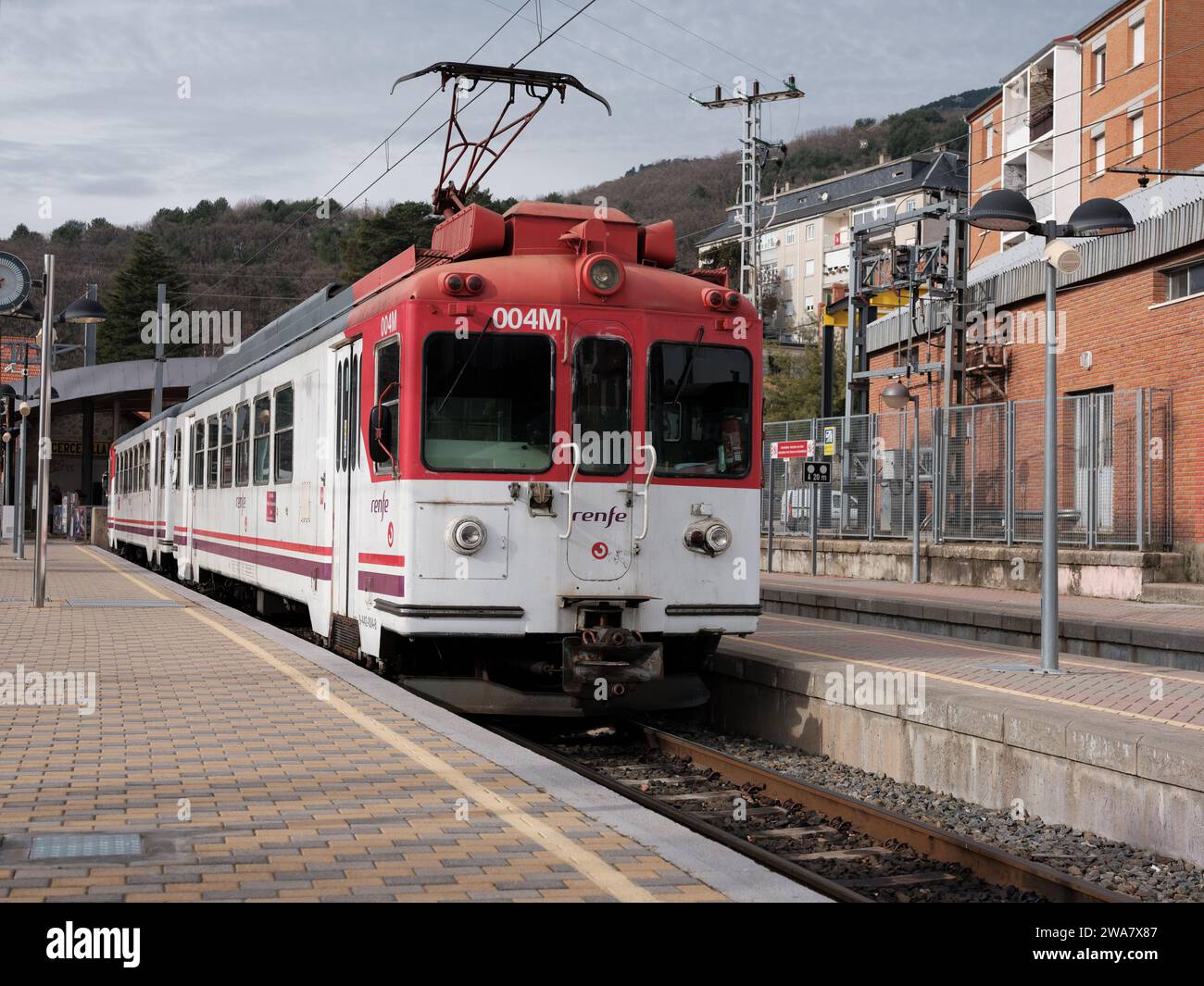 Renfe série 442 train à voie étroite, garé à la gare de Cercedilla, ligne C-9, vers Navacerrada et Cercedilla. Madrid, le 2 janvier 2024 Espagne Banque D'Images