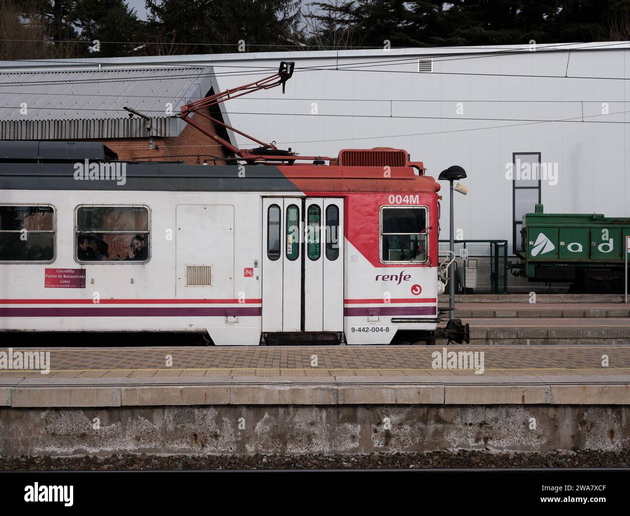 Renfe série 442 train à voie étroite, garé à la gare de Cercedilla, ligne C-9, vers Navacerrada et Cercedilla. Madrid, le 2 janvier 2024 Espagne Banque D'Images