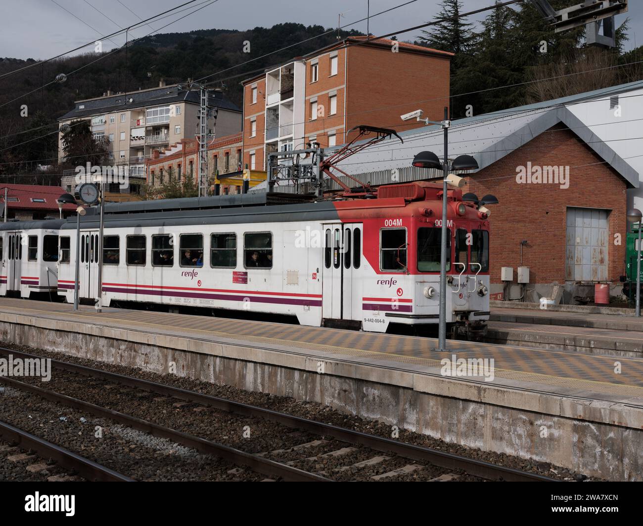 Renfe série 442 train à voie étroite, garé à la gare de Cercedilla, ligne C-9, vers Navacerrada et Cercedilla. Madrid, le 2 janvier 2024 Espagne Banque D'Images