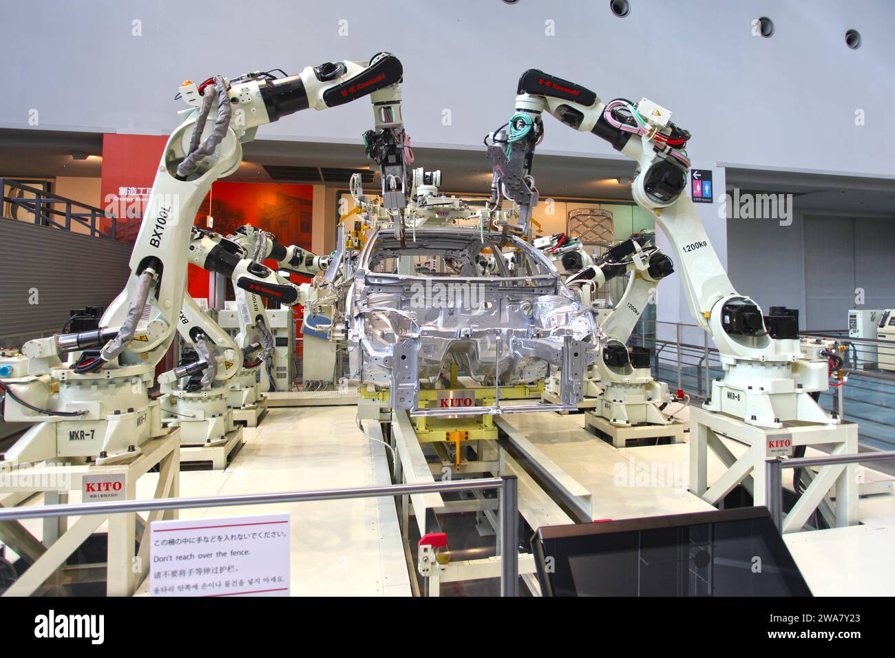 À l'intérieur du musée commémoratif Toyota de l'industrie et de la technologie à Nagoya, au Japon, avec exposition de robots fabriquant une voiture. Banque D'Images