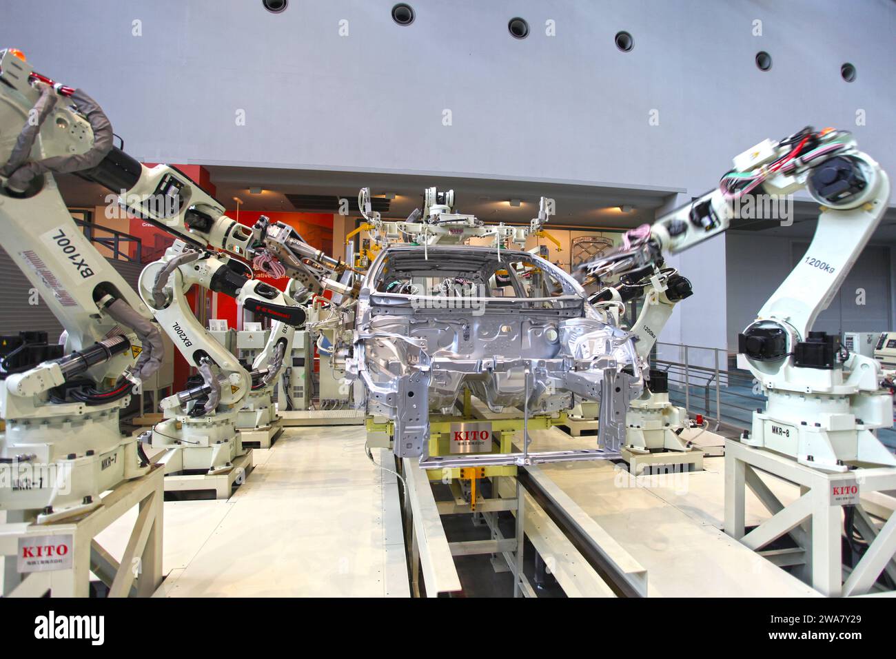 À l'intérieur du musée commémoratif Toyota de l'industrie et de la technologie à Nagoya, au Japon, avec exposition de robots fabriquant une voiture. Banque D'Images