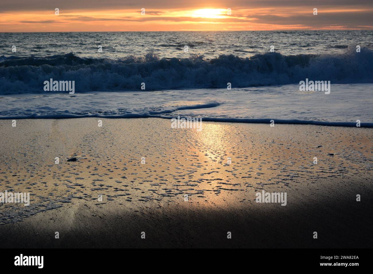 Coucher de soleil d'hiver sur la plage de Cavi di Lavagna. Tigullio. Ligurie. Italie Banque D'Images