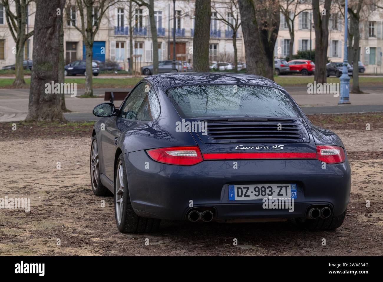 Nancy, France - Porsche 997 Carrera 4S bleu foncé garée dans une rue. Banque D'Images