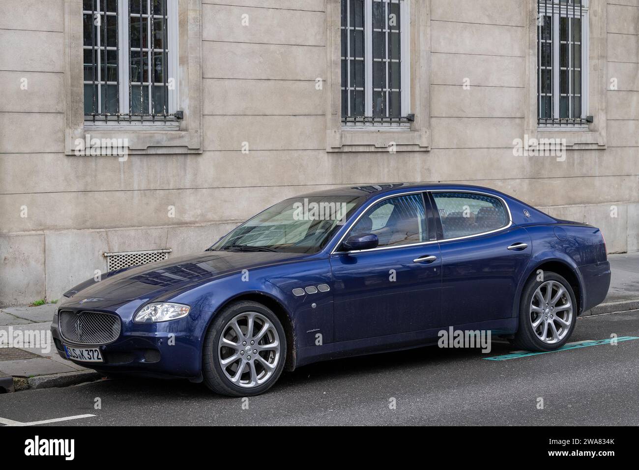 Nancy, France - Bleu Maserati Quattroporte GTS garé dans une rue. Banque D'Images