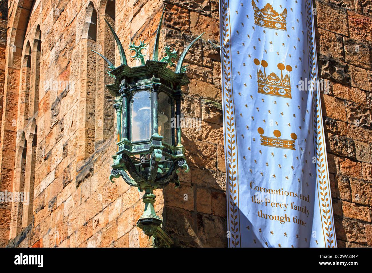 La bannière affiche fièrement la maison ancestrale de la famille Percy : Alnwick Castle, Northumberland, Royaume-Uni Banque D'Images