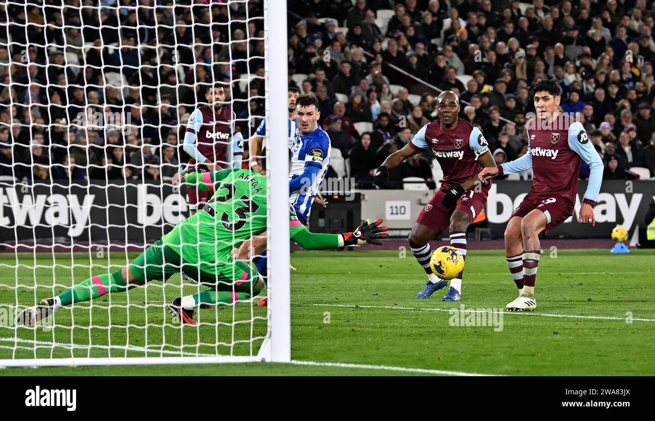 Londres, Royaume-Uni. 2 janvier 2024. Pascal Groß (Brighton) regarde ses efforts dépasser Alphonse areola (West Ham, gardien de but) et le poste lors du match West Ham vs Brighton Barclays Premier League au London Stadium Stratford. Cette image est réservée À UN USAGE ÉDITORIAL. Licence requise de The football DataCo pour toute autre utilisation. Crédit : MARTIN DALTON/Alamy Live News Banque D'Images