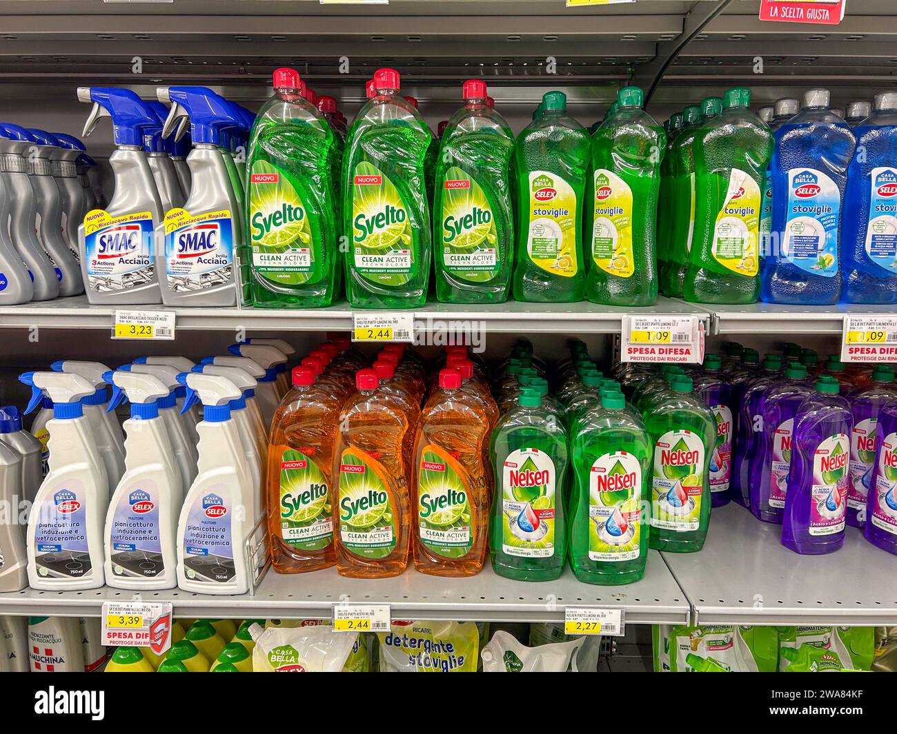 Italie - 02 janvier 2024 : détergent à vaisselle au citron dans des bouteilles en plastique de différents types et marques affichés sur des étagères à vendre en Supermar italien Banque D'Images