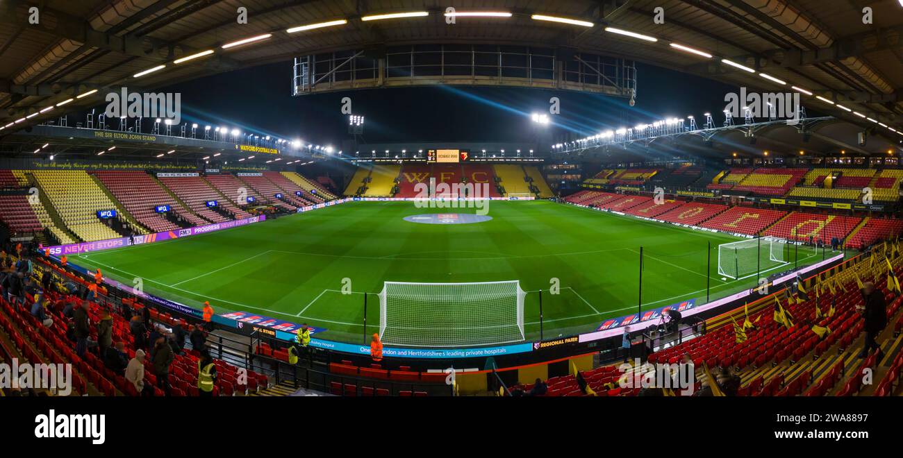 Le terrain de Vicarage Road la nuit, domicile du Watford FC dans le Hertfordshire, Royaume-Uni Banque D'Images