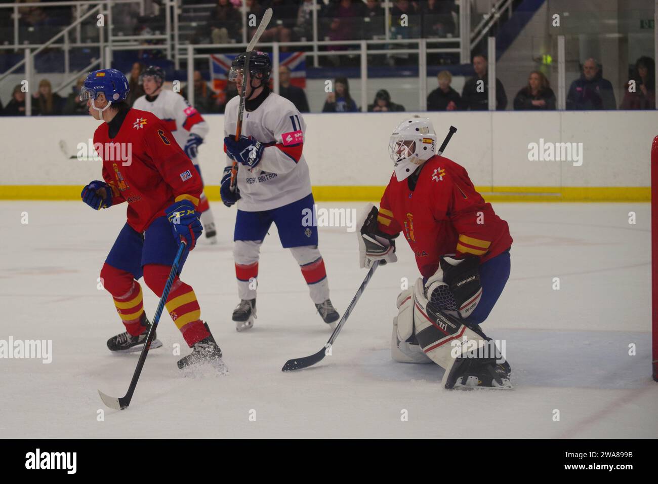 Dumfries, 15 décembre 2023. Ian Germanier et le netminder Roberto Mampel jouant pour l'Espagne et Lucas Price jouant pour la Grande-Bretagne dans un match du Championnat du monde U20 de hockey sur glace 2024 de l'IIHF, Division II, Groupe A au Dumfries Ice Bowl. Crédit : Colin Edwards Banque D'Images